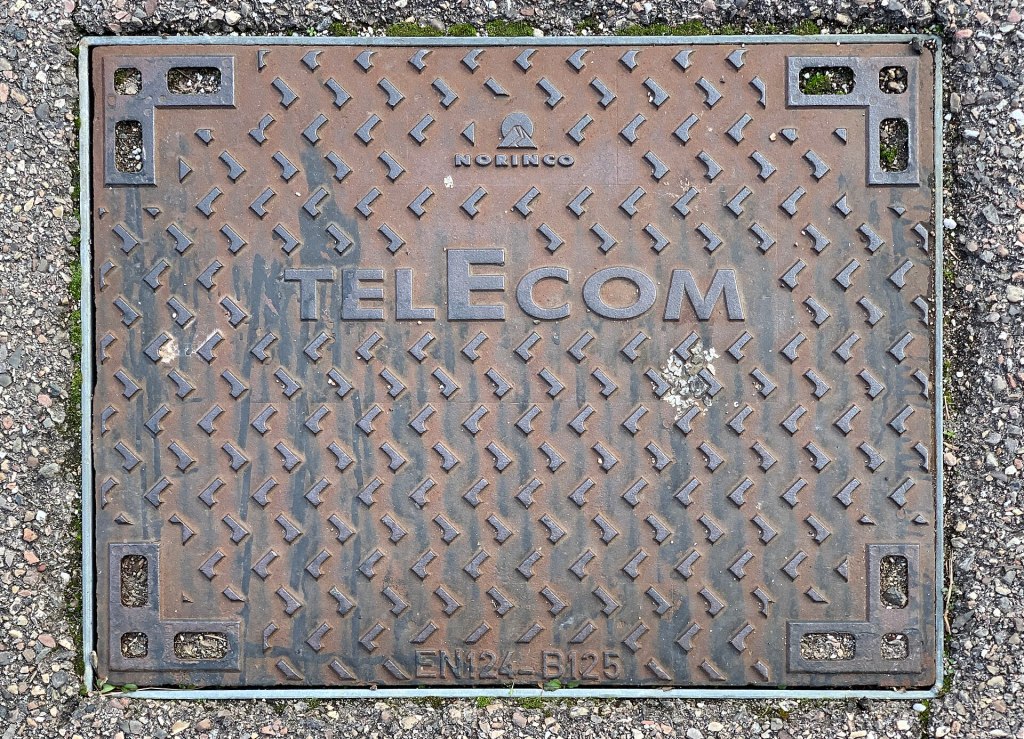 Plaque de regard télécom au sol