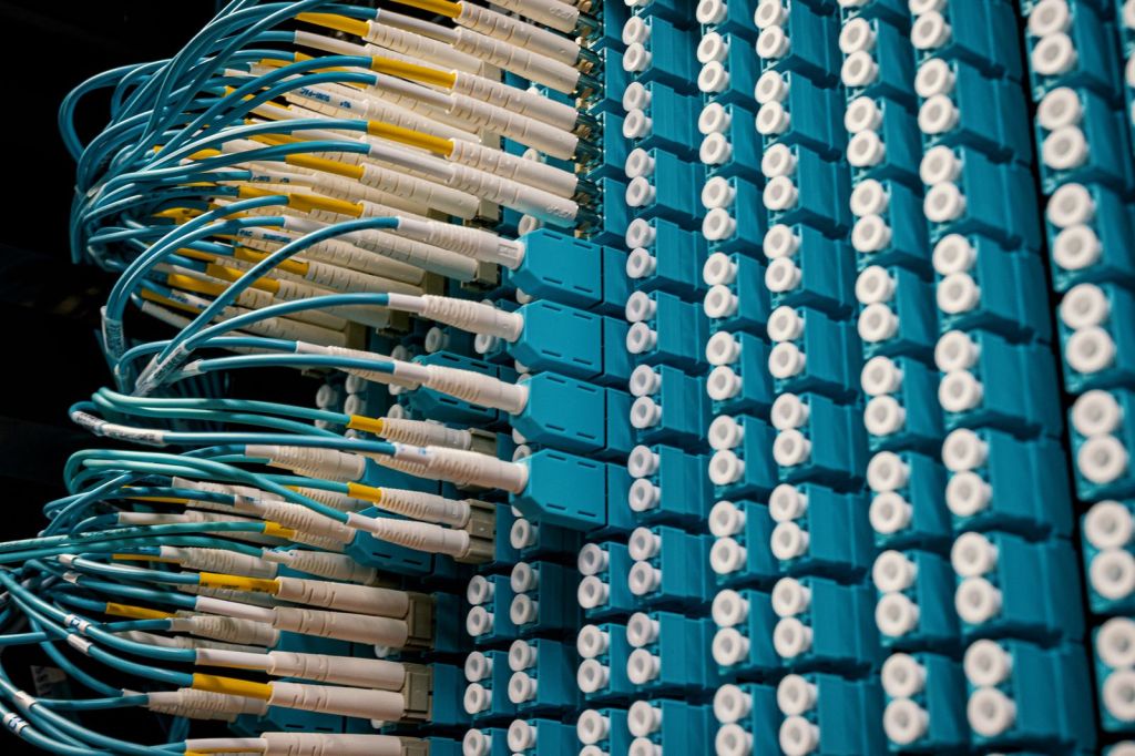 Jarretières de fibre optique raccordées dans une baie