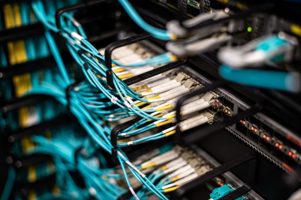 Baie informatique avec brassage et panneaux de raccordement