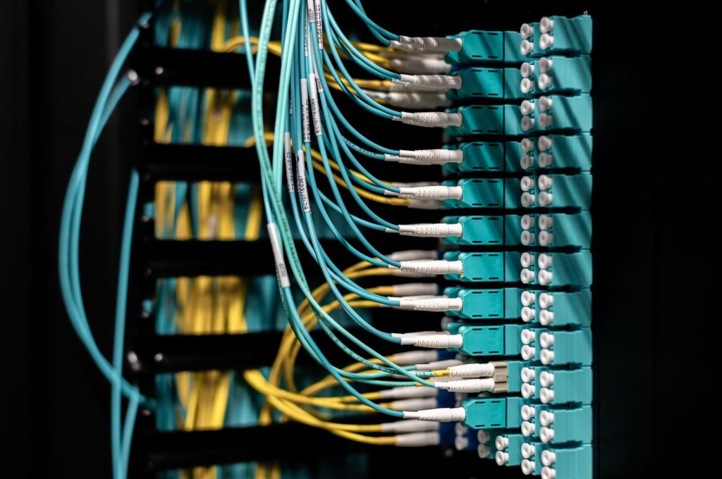 Jarretières de fibre optique raccordées sur un tiroir optique