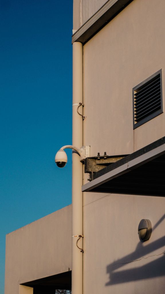 Caméra dôme de vidéosurveillance fixée sur la façade d'un bâtiment